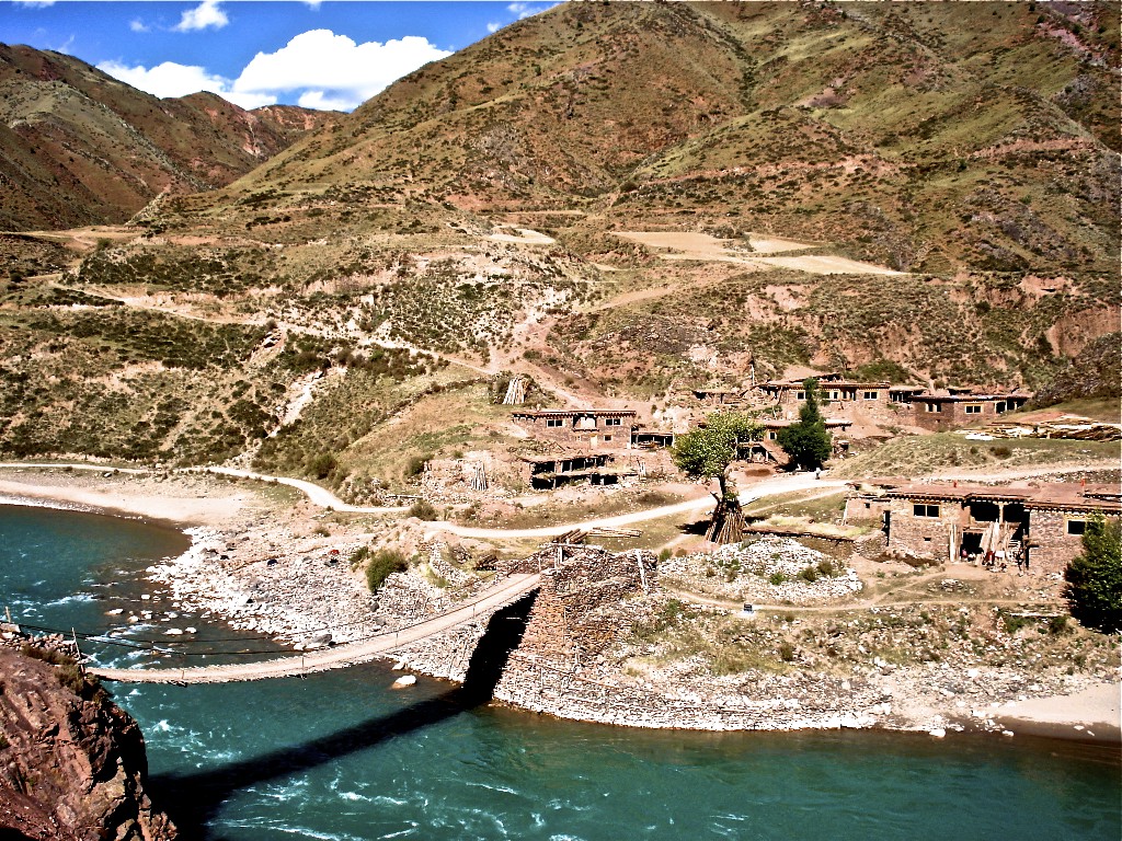 village along the Dzi River